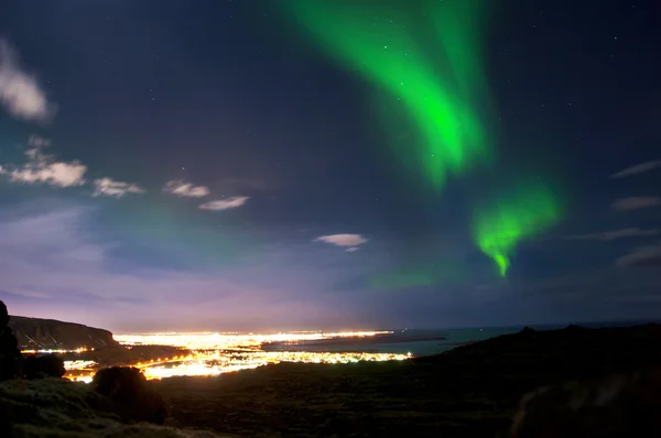 Luci settentrionali sopra Reykjavik Islanda — Foto Stock