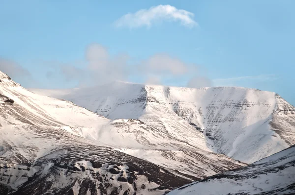 Landskap från Island, snö utjämnade bergstoppar — Stockfoto