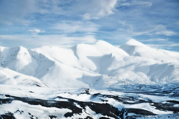 Landskap från Island, snö utjämnade bergstoppar — Stockfoto