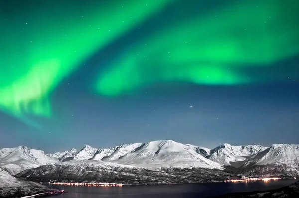 Nordlichter über Fjorden in Norwegen Stockbild