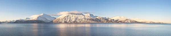 Hochauflösendes Panorama norwegischer Fjorde ins Meer. 1x4,7% Stockbild