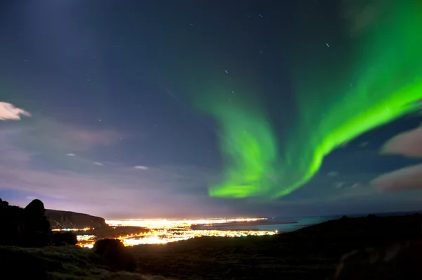 Norrsken över Reykjavik Island Stockfoto