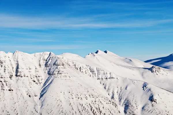 Picos de montanha cobertos de neve, capturados na Islândia — Fotografia de Stock