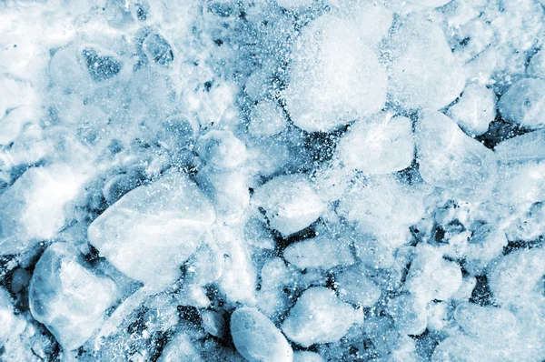 氷の背景。厚い氷の下で白い石を凍結 — ストック写真