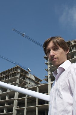 Blueprint arka plan genç bir mimar portresi