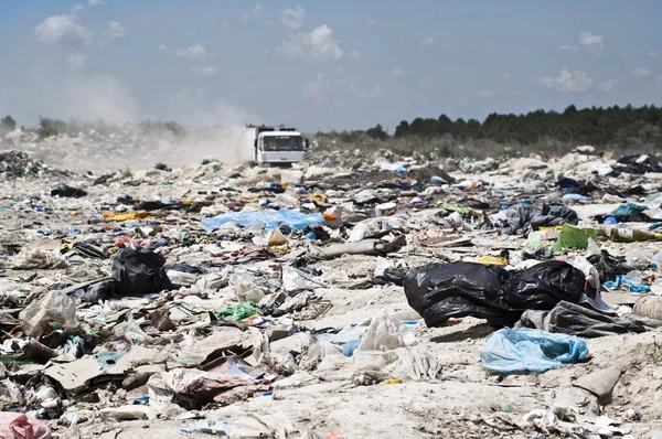 Garbage truck coomes in the landfill — Stock Photo, Image