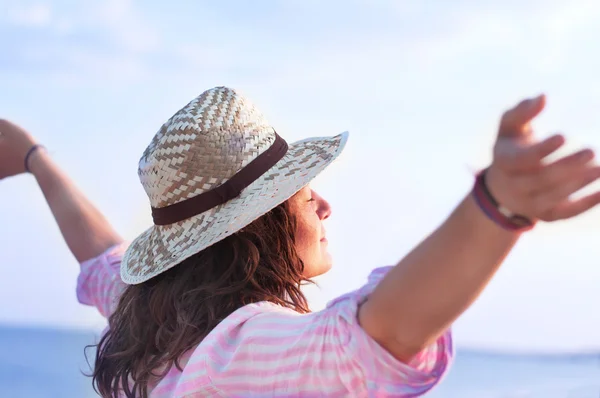 Gratis glad kvinna njuter till sjöss bakgrund — Stockfoto