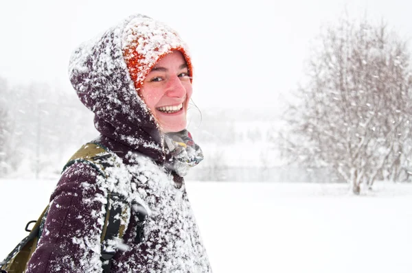 Porträtt av en kvinna som ler mot vinterlandskap — Stockfoto