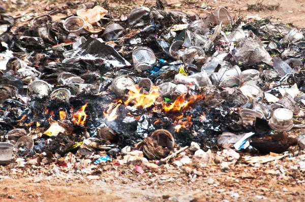 Burning the plastic garbage — Stock Photo, Image
