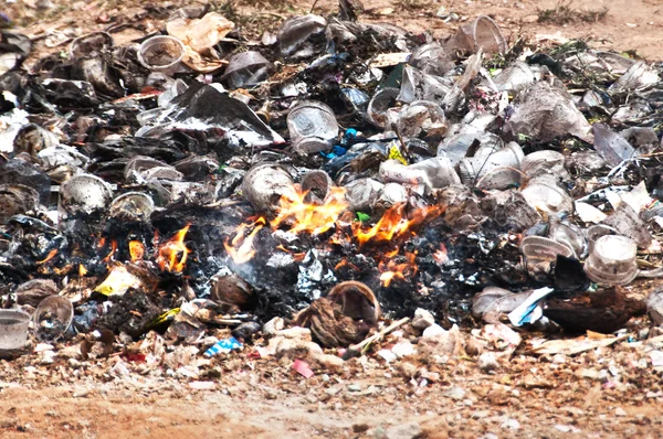 Verbrennung des Plastikmülls — Stockfoto