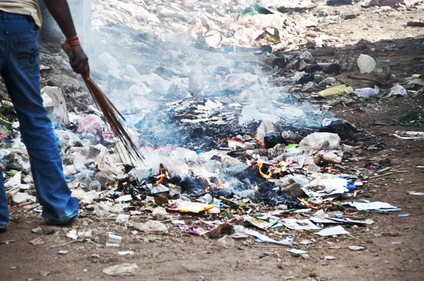 Burning the plastic garbage — Stock Photo, Image