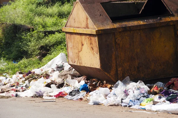 Trash bin with trash around it — Stock Photo, Image