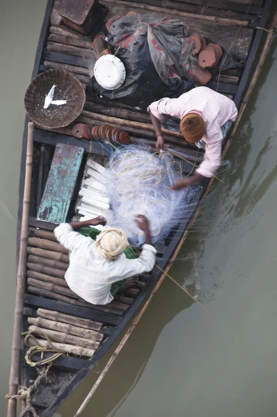 Två fishermans på en båt — Stockfoto