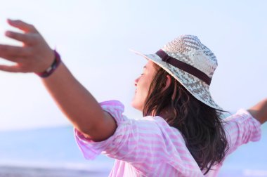 Denizde arka plan ücretsiz mutlu kadının