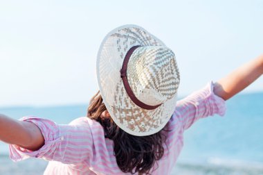 Denizde arka plan ücretsiz mutlu kadının