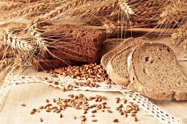 Composizione con gruppo di pane e spighe di grano e semi di grano — Foto Stock