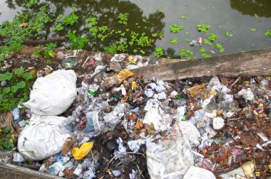 Nehri yakınında yasadışı düzenli depolama