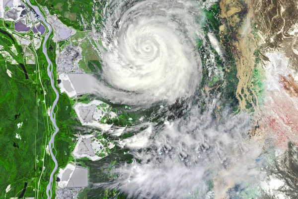 Typhoon in de buurt van gewas veld verlaten van overstromingen en afgedankte bedrijfsruimte — Stockfoto