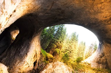 Güneş doğarken mağara. 