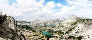 Dağ göl manzara panorama. Pirin Dağı Bulgaristan yakalanan