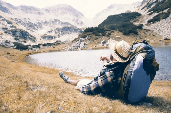 Reisende genießen die Aussicht und entspannen in den Bergen. — Stockfoto