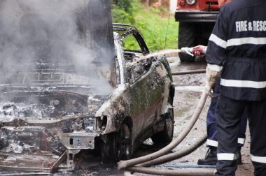 Araba yanıyor. Tamamen yanmış araba eylem.