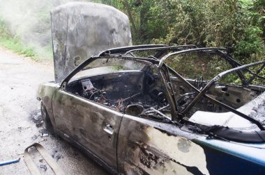 Araba yanıyor. Tamamen yanmış araba eylem.