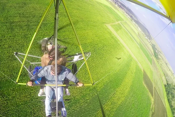 Hang Glider tandem alanları ve ormanları uçan. Eğlenceli ve aşırı spor olarak kayma asmak. — Stok fotoğraf