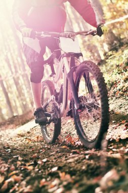 Eğlenceli ve aşırı spor bisikleti. Yokuş aşağı bisiklet.