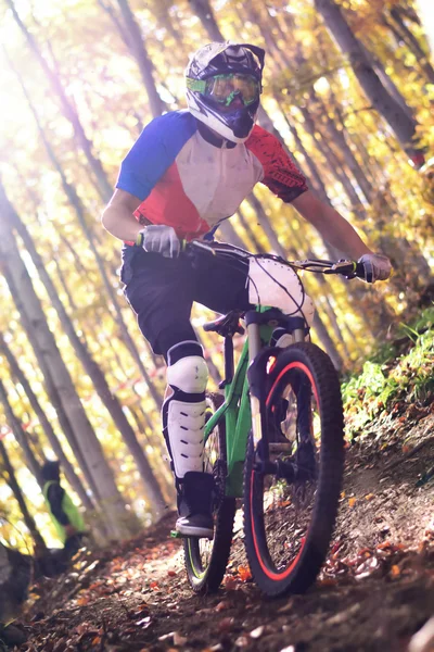 極端な楽しいスポーツとして自転車に乗る。ダウンヒル バイク. — ストック写真