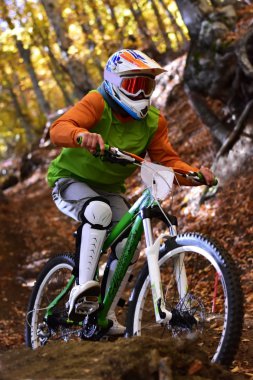 Eğlenceli ve aşırı spor bisikleti. Yokuş aşağı bisiklet.