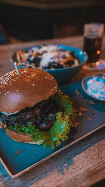 Kızartmalı hamburger ve meşrubat.