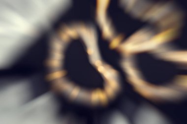 Parlayan üç altın kalbin soyut görüntüsü. Bir konsept olarak defocus. Sevgililer Günü konsepti. Yukarıdan görüntüle