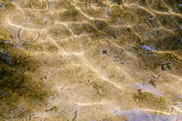 Водная Поверхность Старого Фонтана Солнечный День Абстрактный Жидкий Фон — стоковое фото