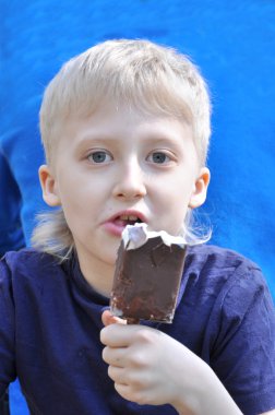 Bir çocuk bir lezzetli dondurma ile