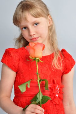 sarışın kız bir çiçek tutan