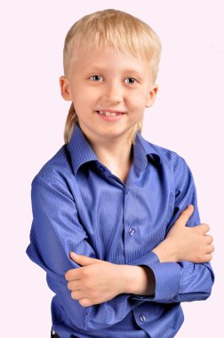 İş takım elbiseli çocuk boy gülümseyerek