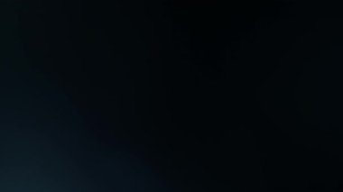 Sızıntı ve siyah arkaplanda yükselme ile ışık demetinden doğal parlaklığa geçiş.