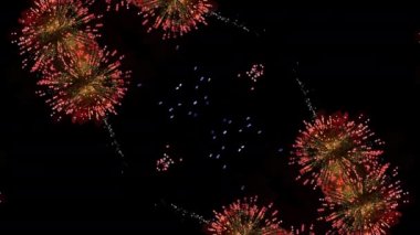 Siyah arka planda 4k kaleydoskopik havai fişekler. Soyut tasarım. Gece gökyüzünde mavi, kırmızı, altın renkli parıltılı renkler. Noel arifesini kutlamak için Kaleydoskop Şovu.