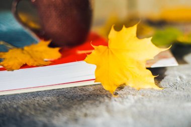 Bir fincan kahve ve sonbahar yaprakları.