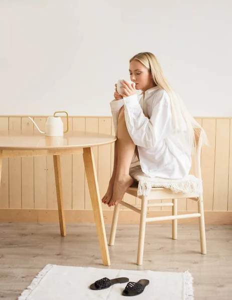 美人がお茶を飲む — ストック写真