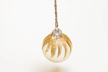 Beyaz arka planda altın noel balosu