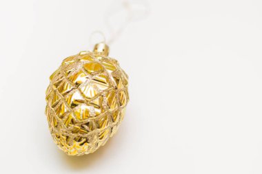 Beyaz arka planda altın noel balosu