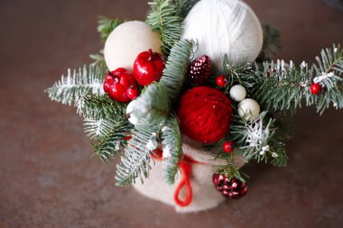 Noel ağacı ve süslemeler masanın üstünde.