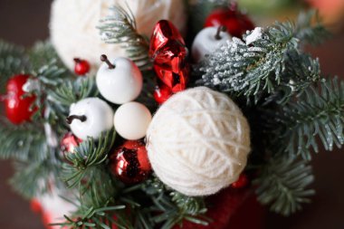 Noel ağacı ve süslemeler masanın üstünde.