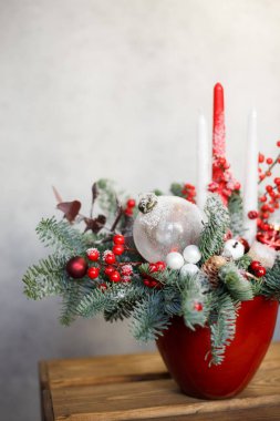 Noel ağacı ve süslemeler masanın üstünde.