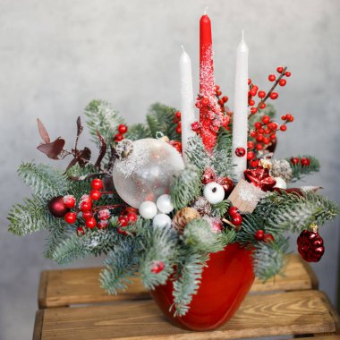 Noel ağacı ve süslemeler masanın üstünde.