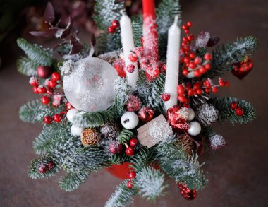 Noel ağacı ve süslemeler masanın üstünde.