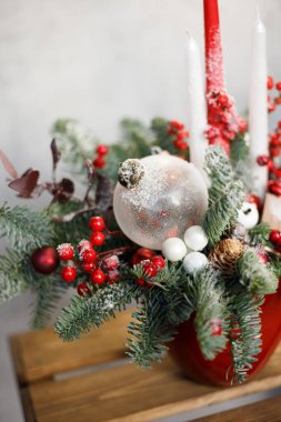 Noel ağacı ve süslemeler masanın üstünde.