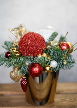 Noel ağacı ve süslemeler masanın üstünde.